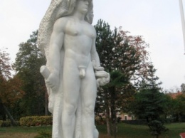 Во Франции статую Геракла хотят уберечь от вандалов с помощью съемного пениса (фото)