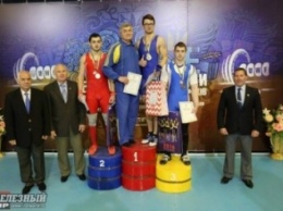 Спортсмен из Чернобаевки стал победителем на чемпионате Украины по тяжелой атлетике (фото)
