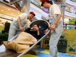 В Китае в торговом центре установили "драконий" аттракцион - нужно пролететь 60 метров за 16 секунд