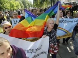 Под стенами Рады митингуют противники и сторонники однополых браков