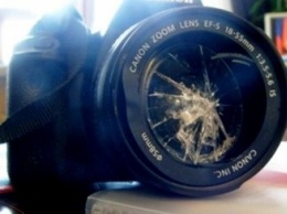 В Запорожской области начальница КП разбила депутату камеру