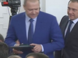 Харьковского депутата-миллионера, которому бесплатно выделили землю размером с два футбольных поля, наградили почетной грамотой