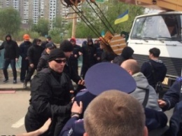 На Здолбуновской произошла драка между застройщиком и активистами (ФОТО)