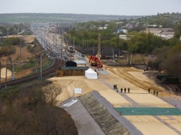 На новой российской железной дороге в обход Украины начали укладывать рельсы и шпалы