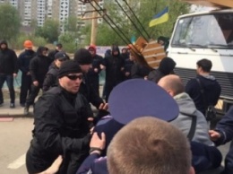 Новая драка на скандальной стройке в Киеве (ФОТО)