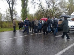 "Дорожный протест": селяне перекрыли трассу под Николаевом, требуя вернуть выделенные АТОшникам земли