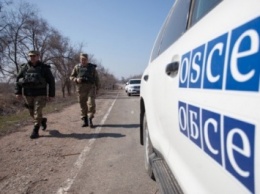 Многочисленные следы от снарядов зафиксировали наблюдатели ОБСЕ в районе блокпоста в Станице Луганской