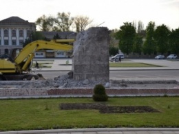 В Измаиле бетонный постамент оказался прочнее бронзового Ильича