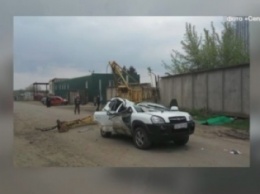 В Умани строительный кран упал на авто: 1 погибший, 4 травмированных (ВИДЕО)