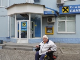 Мелитопольские инвалиды не могут воспользоваться услугами банка (ВИДЕО)