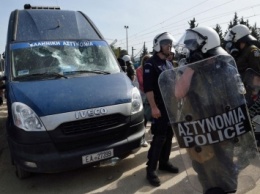 В Греции после удара полицейского фургона скончался сирийский беженец (фото, видео)