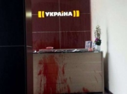 В Киеве неизвестные облили кровью приемную телеканала «Украина» (ФОТО)