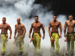 Горячий благотворительный календарь от австралийских пожарных