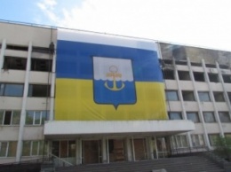 Баннер с гербом Мариуполя закрыл разрушенный горсовет (ФОТО)