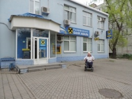 В банке издеваются над известной запорожской паралимпийкой