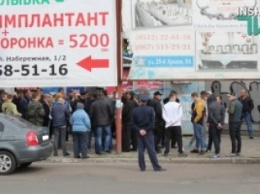 Закрыли грудью амбразуру: николаевские «оппозиционеры» не дали мэру Сенкевичу снести билборды на площади Победы