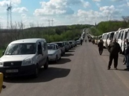 Жители Марьинки бегут из "ДНР": на контрольно-пропускном пункте продолжает тянуться огромная колонна машин