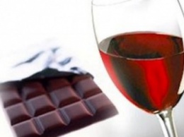 Ученые выяснили, что шоколад и красное вино - важная часть диеты