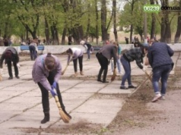 В Красноармейске (Покровске) около 3 тыс. горожан вышли на общегородской субботник