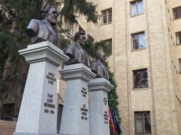 В Харьковском университете открыли памятники нобелевским лауреатам