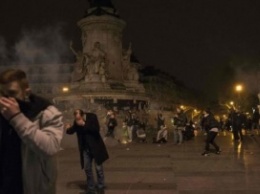 "Ночь на ногах" в Париже: протестующие подожгли полицейское авто