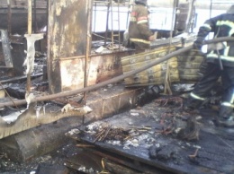 В Киеве сгорел плавучий дом на Днепре (ФОТО)