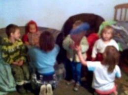 В Камышанах соседи вызвали патрульных к детям, которые 4 дня провели без матери (фото)