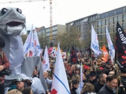 Накануне визита Обамы, в Германии на улицы вышли десятки тысяч людей - они против создания ЗСТ ЕС и США
