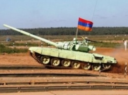 Азербайджан заявляет, что уничтожил в Нагорном Карабахе армянский танк
