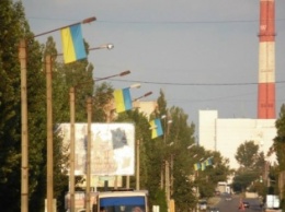 Громада одного из прифронтовых городов на Луганщине требует обновить государственные флаги Украины