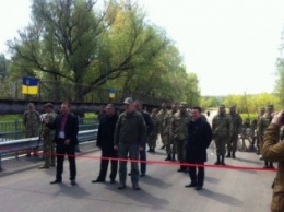 С военным оркестром в Луганской области открыли автомобильный мост (фото)