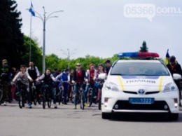 Кременчугские велосипедисты открыли сезон и впервые стали "сердце к сердцу"