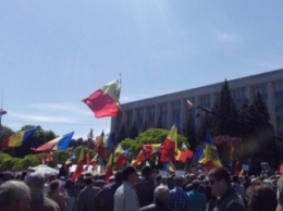 Массовые протесты в Молдове: в центре Кишинева митингующие со всех регионов страны выступают против правительства