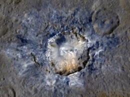 Новые снимки Dawn показали оползни и яркие кратеры на Церере