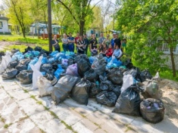 Фотофакт: Запорожцы собрали на Хортице рекордное количество мусора