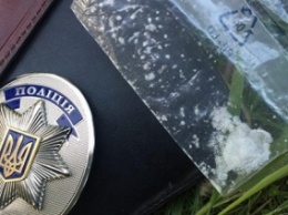Как у днепропетровского полицейского изымали оружие и наркотики - подробности