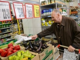 Простые россияне тратят половину зарплаты на еду