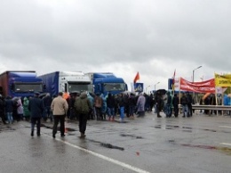Беспорядки на границе в Волынской области: сотни людей штурмовали здание таможни