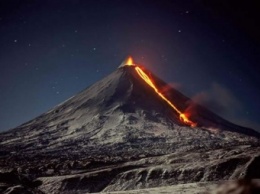 На Камчатке по склонам вулкана начала стекать лава