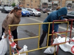 Возмущенные жители Печерского района перекрыли улицу (фото, видео)