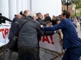 Под мэрией Одессы снова неспокойно: заместители мэра оттолкнули активистов и разобрали баррикады у главного входа