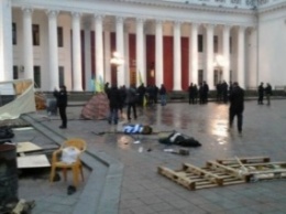 В Одессе митингующие заблокировали здание горсовета после ночного нападения на них