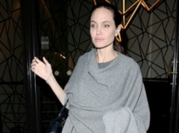 Болезненно худая Анджелина Джоли оделась в серое (ФОТО)