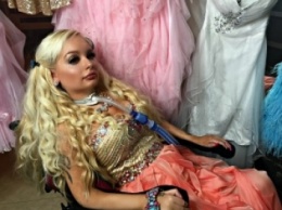 Парализованная девушка потратила $14 тыс. на внешность куклы Барби (ФОТО)