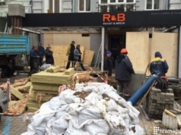 В центре Киева сносят терассу кафе после протеста местных жителей (фото)