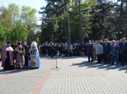 В Симферополе торжественно открыли аллею "Защитникам от радиационной опасности"