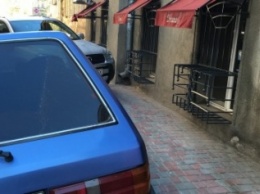 В центре Одессы ребенок разбил голову о рекламу, обходя припаркованные машины (ФОТО)