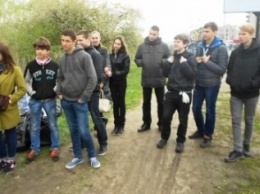 «Сделаем Украину чистой вместе»: юные сумчане вышли на субботник (ФОТО)