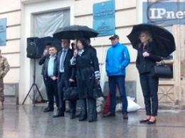 "Дождь смывает грехи": запорожцы митингуют под мэрией