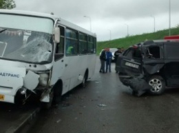 На Хортице водитель маршрутки врезался в легковушку (Фото)